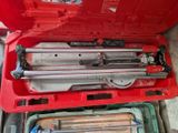 une boîte à outils rouge avec des outils sur le sol
