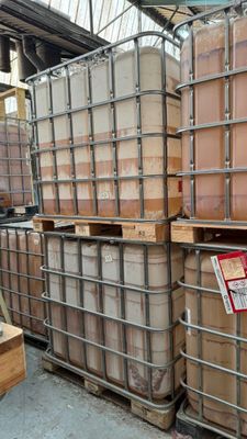 une grande pile de conteneurs posée sur une palette