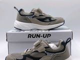 un gros plan sur une paire de chaussures posée sur une boîte