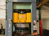 une image représentant une grande machine dans un bâtiment au sol rouge
