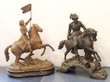 deux statues représentant un homme à cheval et une femme à cheval