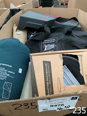 une boîte en carton contenant des vêtements et d'autres objets