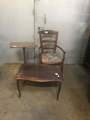deux chaises et une table dans une pièce
