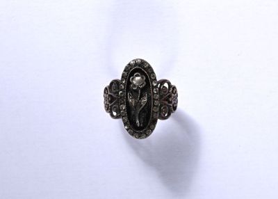 une image représentant une bague en argent sertie de diamants sur un fond blanc