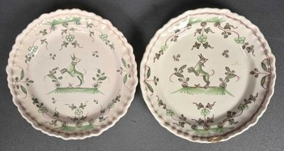 deux assiettes ornées de motifs verts et blancs, posées sur une table