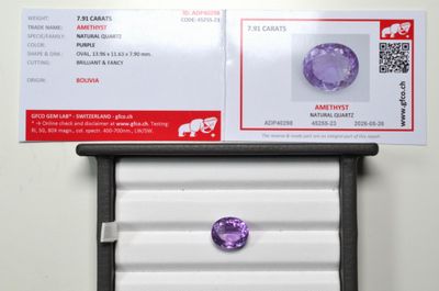 une image représentant un diamant violet posé sur une table blanche