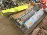 une pile d'objets assortis sur une table