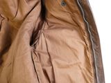 La veste est marron et comporte une fermeture éclair sur le côté.
