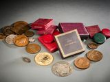 une pile de pièces et un livre posés sur une table