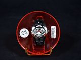 une montre rangée dans un coffret rouge muni d'une étiquette
