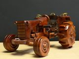 une maquette en bois d'un tracteur posée sur une table