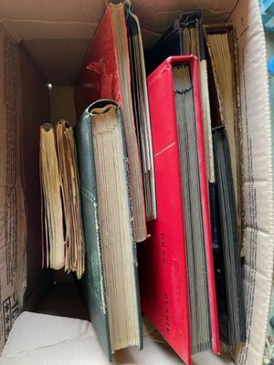 une boîte remplie de vieux livres posée sur une table
