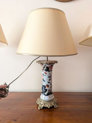 trois lampes posées sur une table dans une pièce