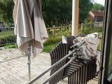 un parapluie posé sur une table de la terrasse