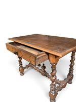 Table à écrire en noyer ouvrant par un tiroir en ceinture, l… (photo 2)