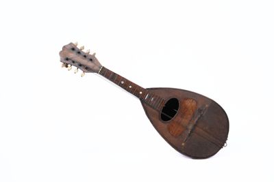 une mandoline posée sur une surface blanche