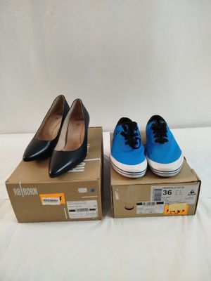 deux paires de chaussures bleues et noires posées sur une boîte en carton