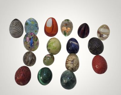 de nombreuses billes de différentes couleurs sur une surface blanche