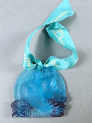 un petit sac bleu orné d'un ruban bleu