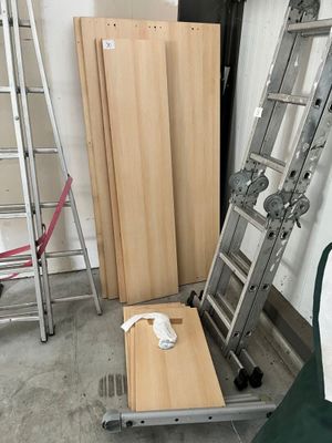 de nombreux morceaux de bois et une échelle dans une pièce