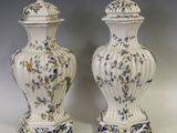 deux vases blancs ornés de motifs bleus et jaunes