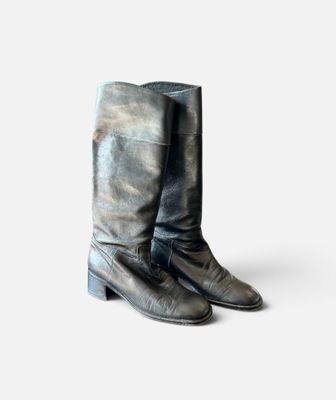 des bottes de cow-boy vintage en cuir noir sur fond blanc