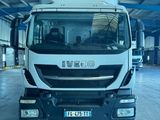 un camion blanc garé à l'intérieur d'un bâtiment