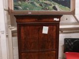 une photo d'un tableau accroché au mur à côté d'une chaise rouge