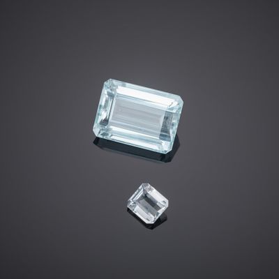 une aigue-marine et un diamant sur un fond noir