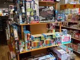 de nombreux jouets sont exposés sur les étagères du magasin, destinés à la vente
