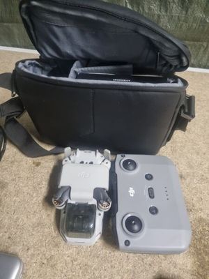 un sac contenant un appareil photo et deux télécommandes