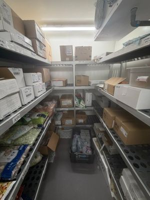 beaucoup de boîtes et de cartons sur les étagères de la pièce