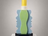 une image représentant une sculpture représentant un vase posé sur un socle