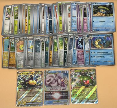beaucoup de cartes pokemon différentes sur la table