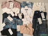 une pile de vêtements posée sur une table