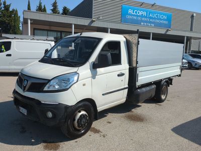 un camion blanc garé devant un bâtiment