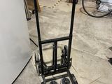 un diable noir à deux roues