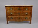 une commode ancienne avec dessus en marbre