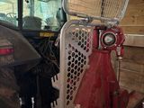 un tracteur garé à l'intérieur d'un bâtiment