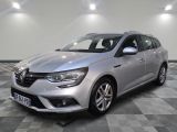 une voiture argentée garée sur le sol en damier d'un garage