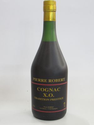 une bouteille de vin posée sur une table