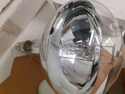 une ampoule posée sur une table