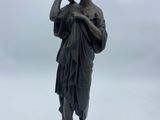 statue en bronze représentant une femme en train de boire à la bouteille