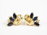une paire de boucles d'oreilles en saphir et diamant