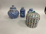 plusieurs types différents de vases et de jarres chinois posés sur un fond blanc