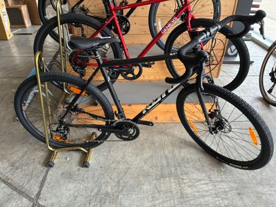 trois vélos posés sur un porte-vélos dans le garage