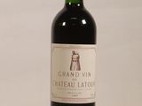une bouteille de vin posée sur une table