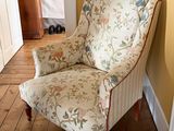 une chaise qui se trouve dans le coin d'une pièce