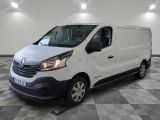 la camionnette blanche est garée sur un sol carrelé en damier
