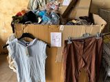 un tas de vêtements posé sur un carton dans une pièce
